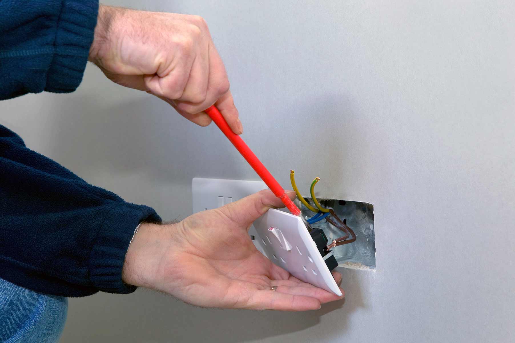 Our electricians can install plug sockets for domestic and commercial proeprties in Kings Cross and the local area. 
